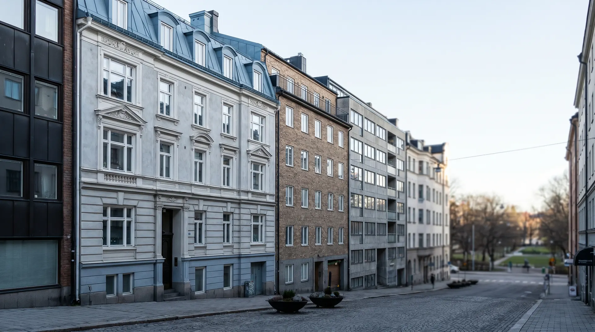 Rad av flervåningshus längs en stadsgata i nordeuropeisk arkitektur.