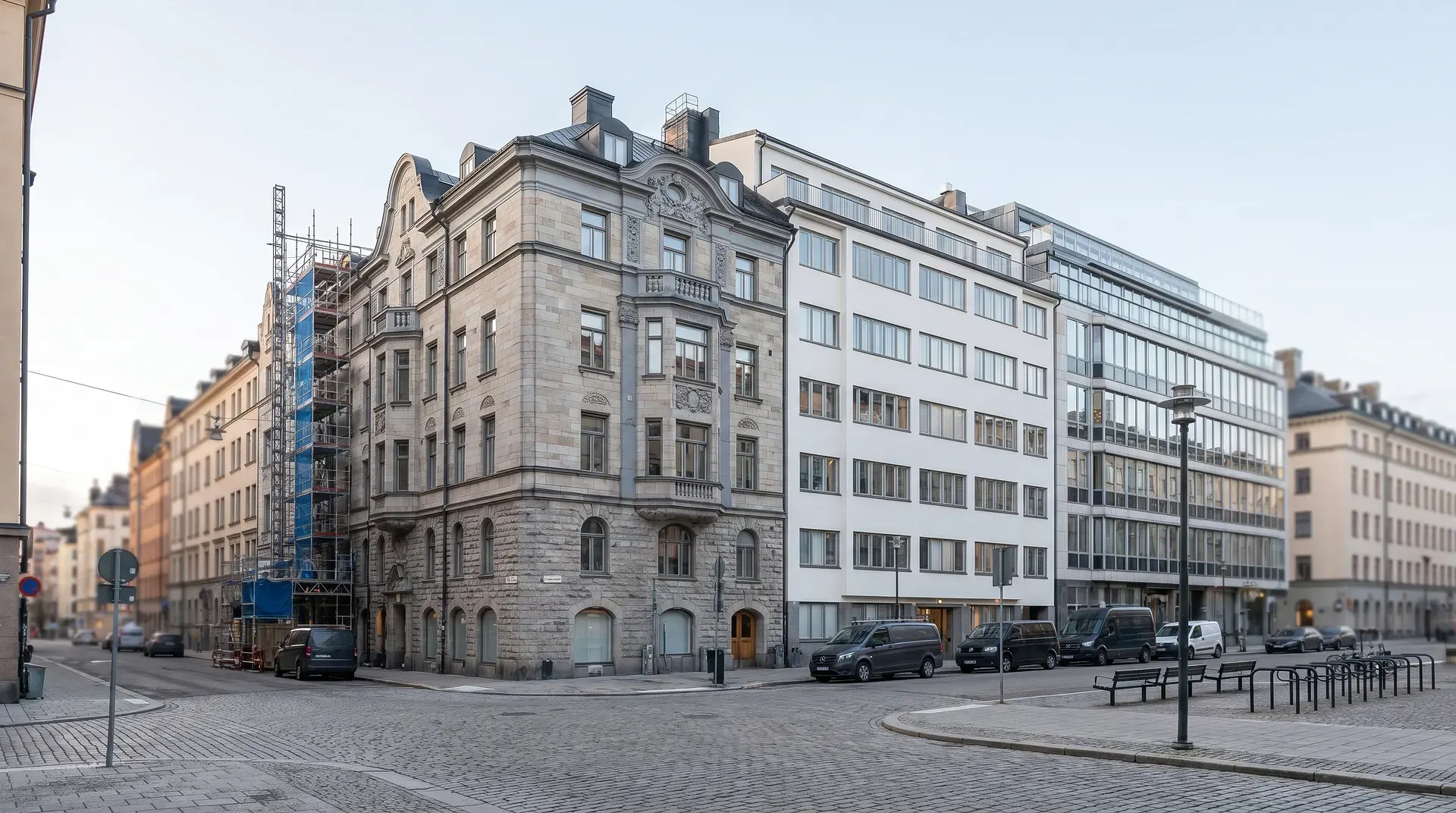 Gatvy med historiska och moderna byggnader i stadsmiljö.